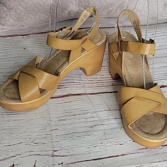 Chinese Laundry Tan Faux Leather Wedges Size 7 - Picture 5 of 7